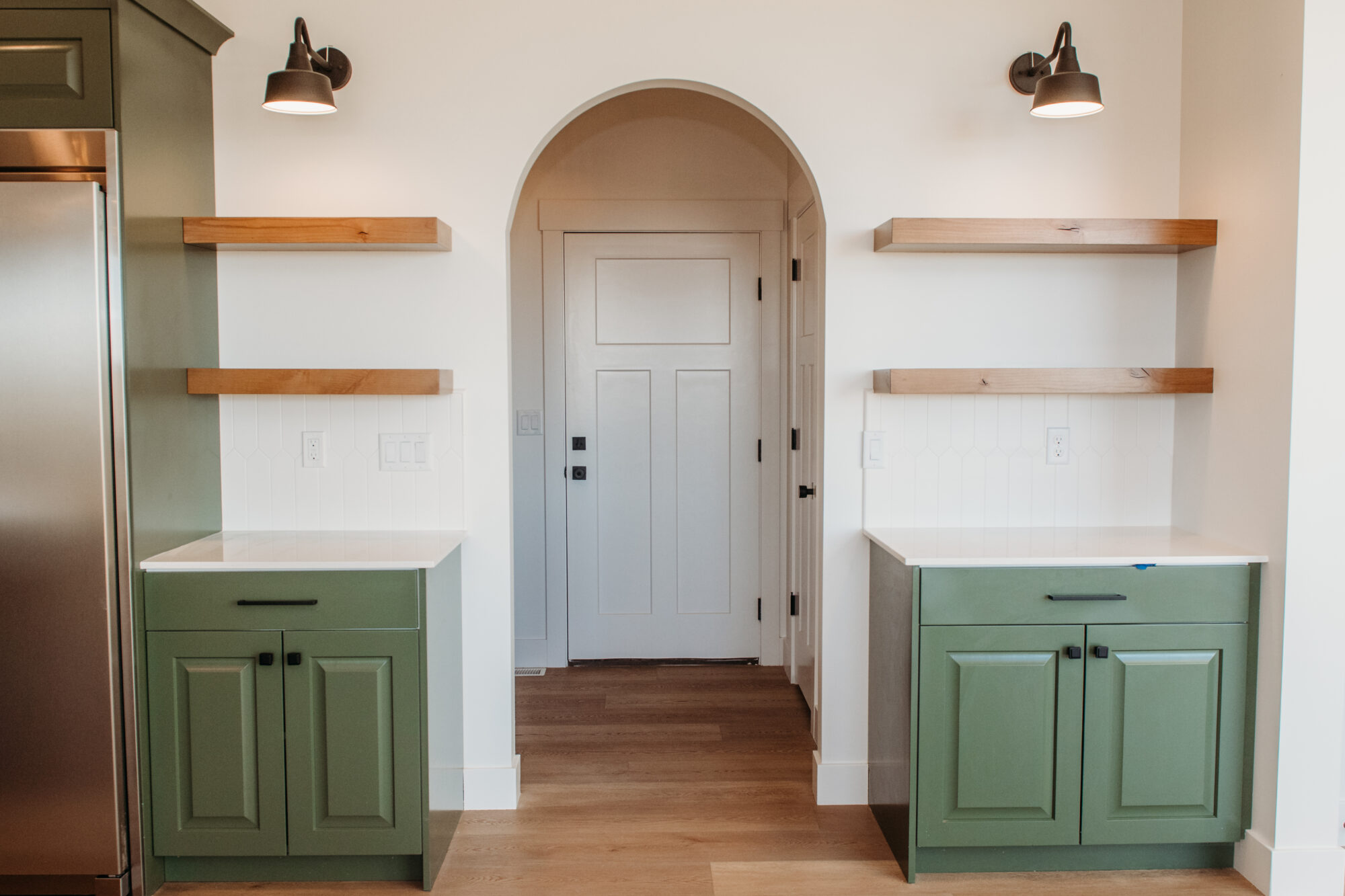 Mixing Open Shelving With Closed Cabinetry: Pros & Cons