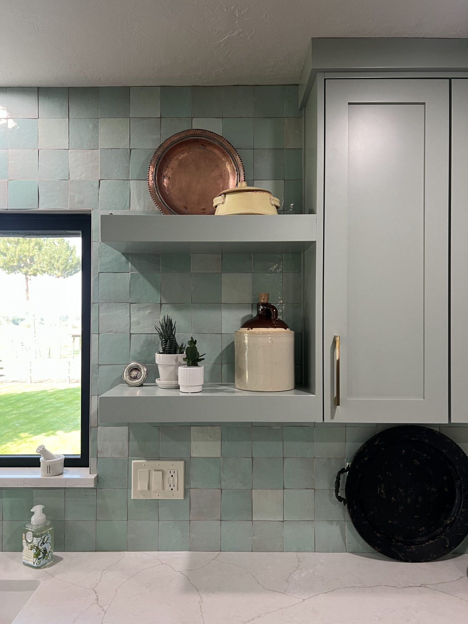 Mixing Open Shelving With Closed Cabinetry: Pros & Cons